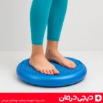خانم-در-حال-استفاده-از-دیسک-تعادلی-خاردار-تمرین-تعادل-فیزیوتراپی-دیجی-درمان