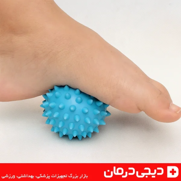 پا-در-حال-استفاده-از-توپ-ماساژ-خاردار-زرد-برای-ماساژ-کف-پا
