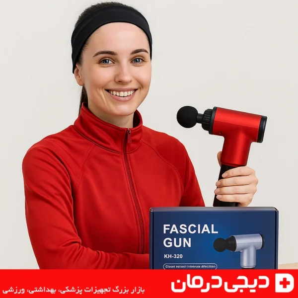 ورزشکار-خانم-در-حال-استفاده-از-ماساژور-kh-320-فشیال-گان-قرمز-در-باشگاه